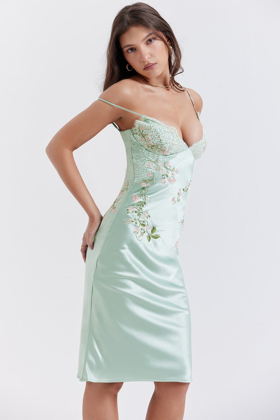 helljadefarbenes besticktes unterkleid