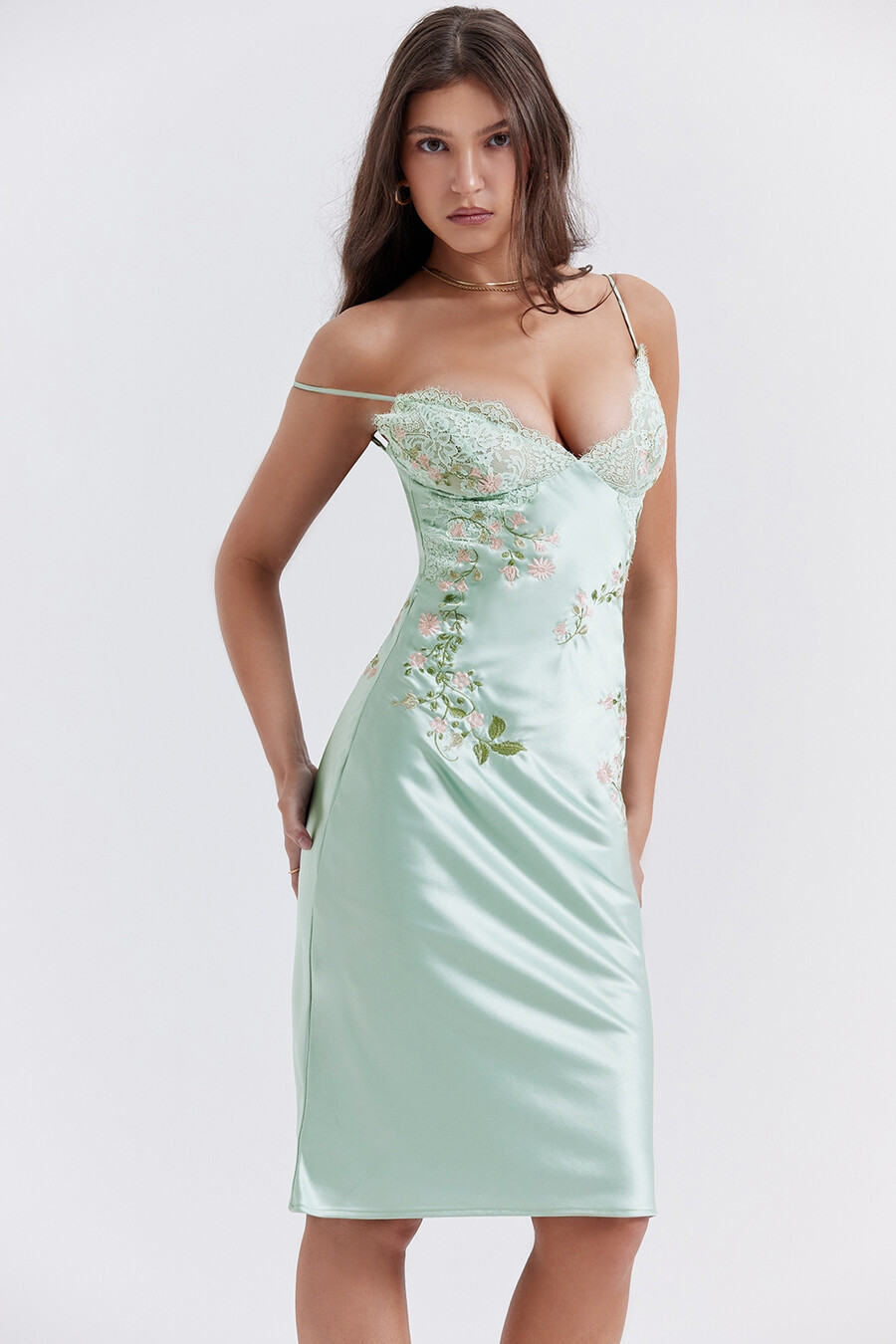 helljadefarbenes besticktes unterkleid