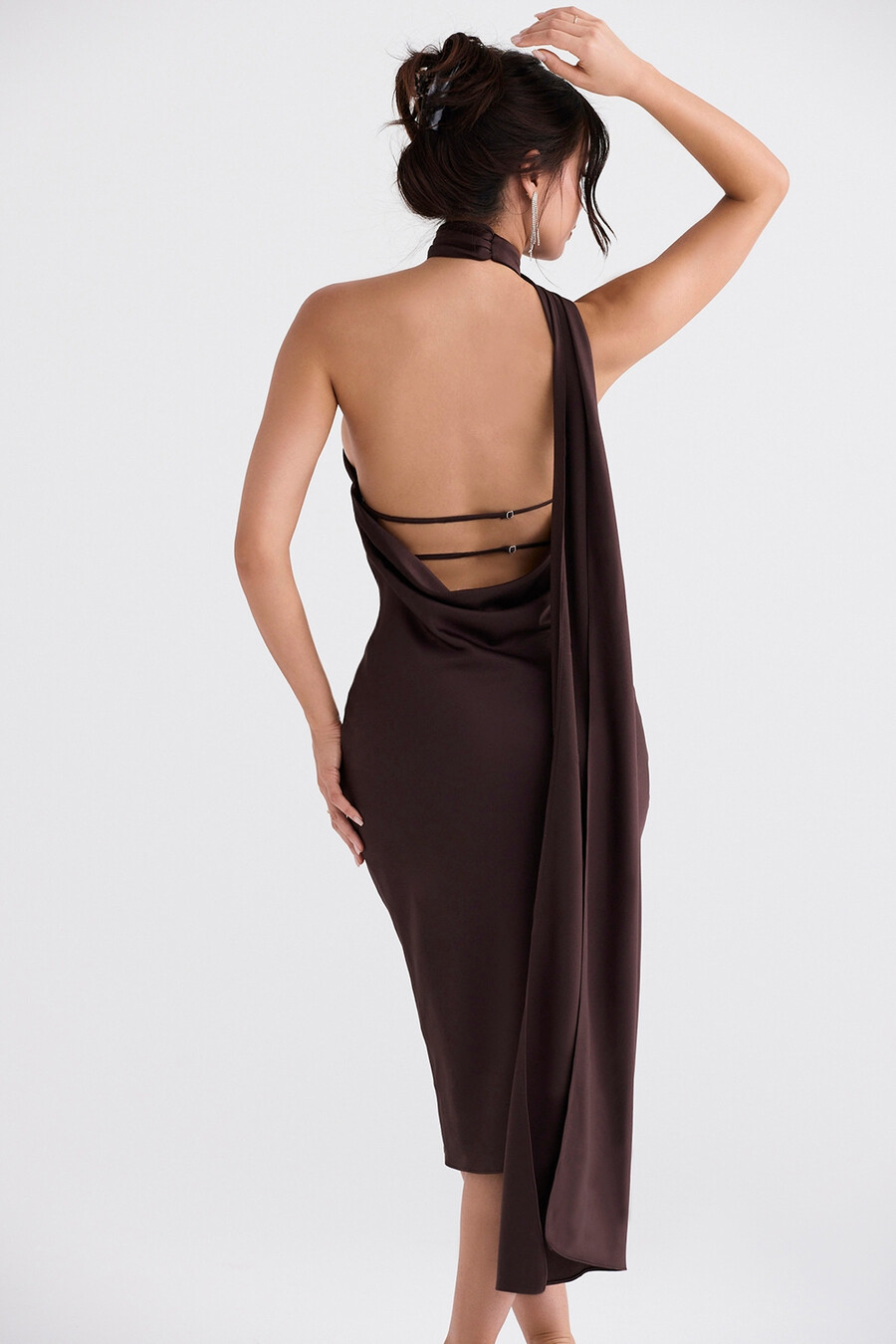 schokoladenbraunes wickelkleid in midi-länge