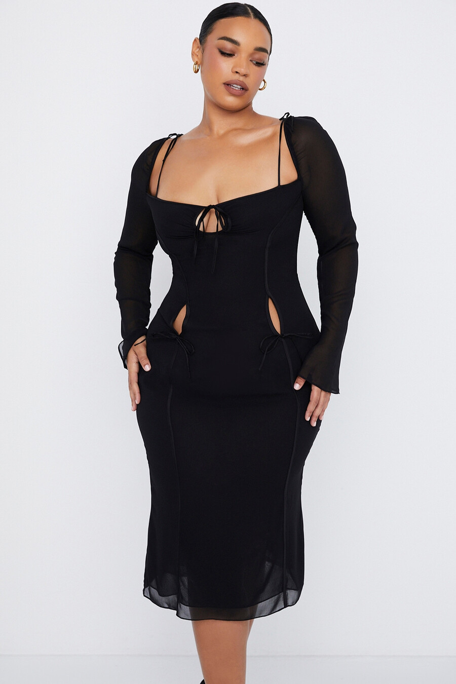 schwarzes midikleid mit cut-outs