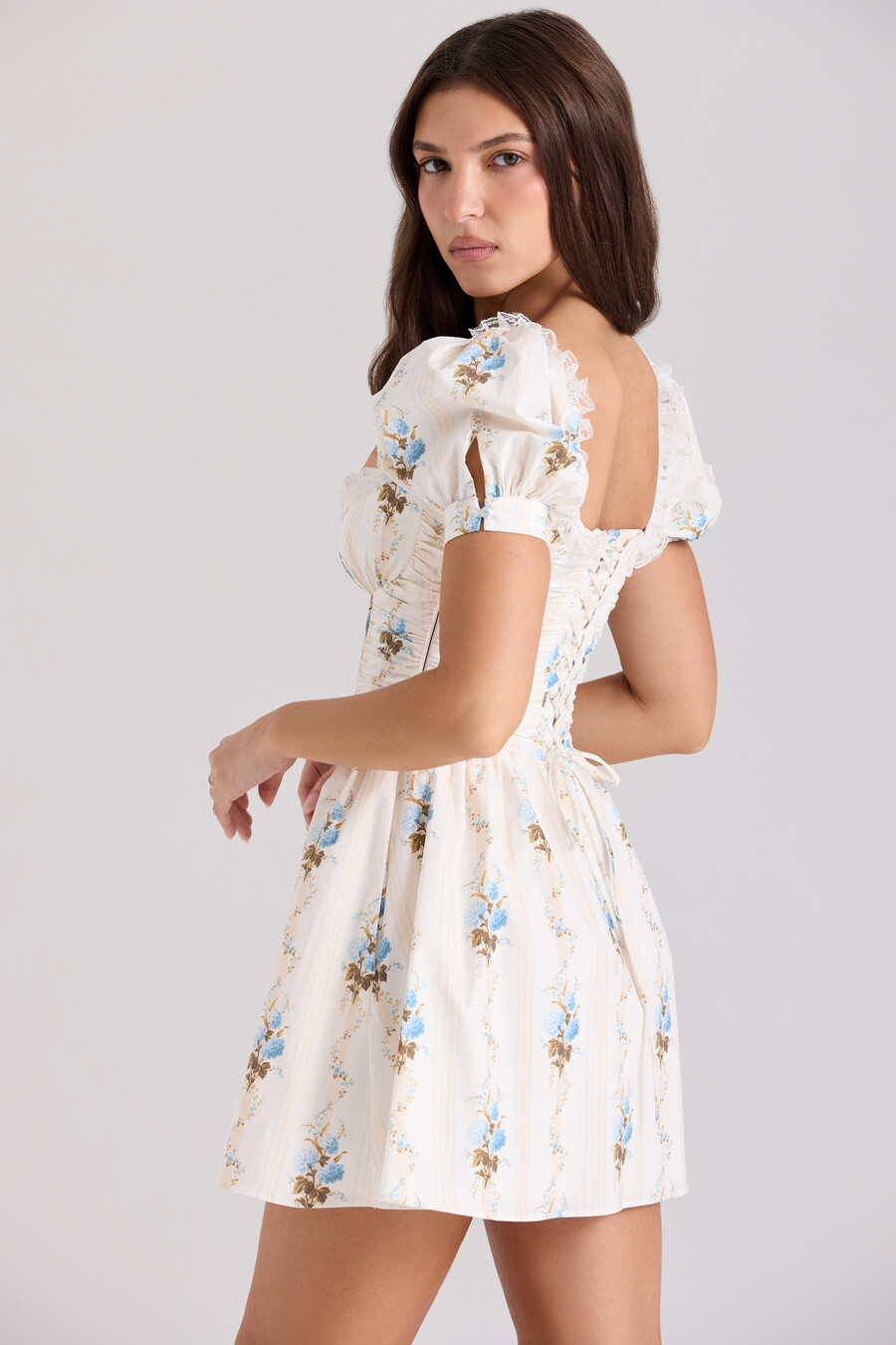 minikleid aus cremefarbenem baumwollkleid mit blumenmuster