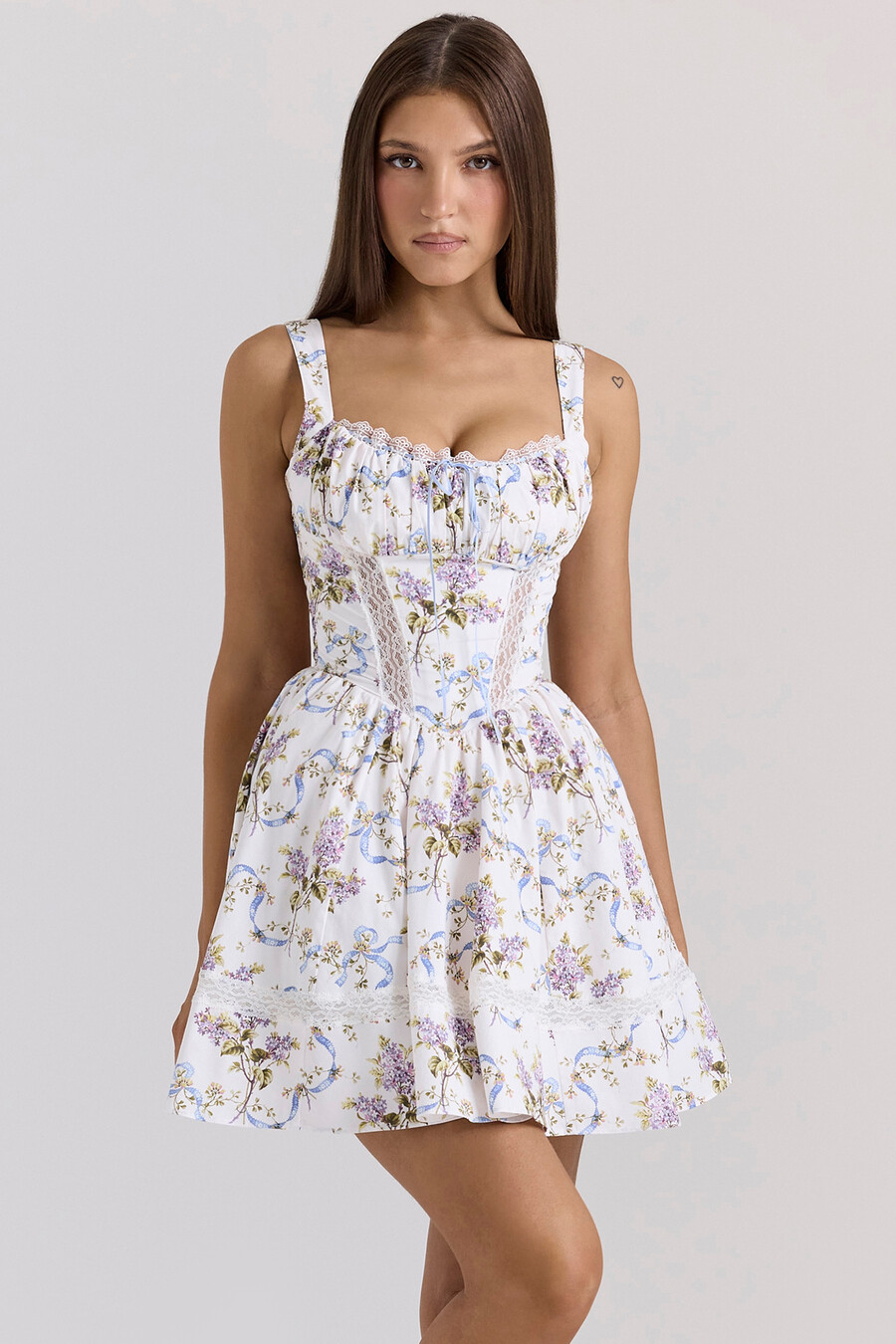weißes minikleid aus baumwolle mit blumen- und schleifenmuster