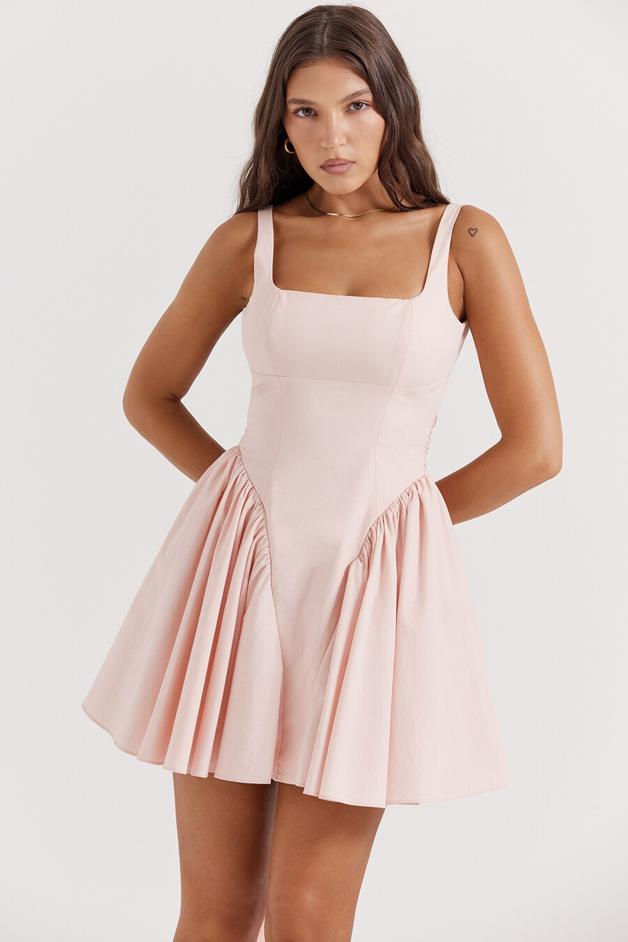 minikleid in zartpfirsichfarbenem schleifenkleid