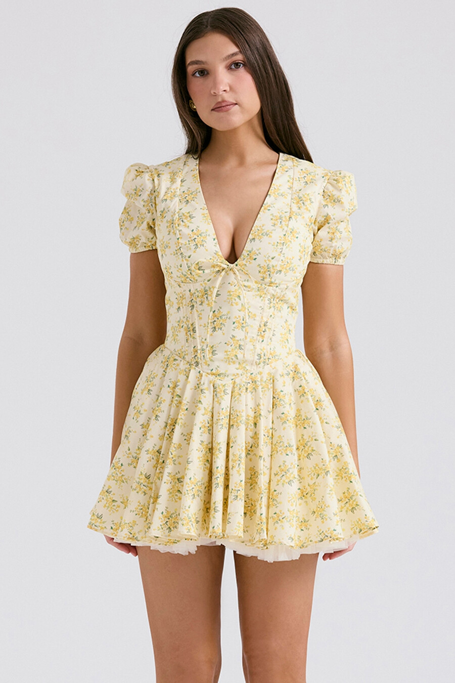 butterblumenfarbenes minikleid aus baumwolle mit vintage-blumenmuster und falten
