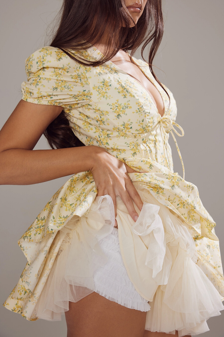 butterblumenfarbenes minikleid aus baumwolle mit vintage-blumenmuster und falten