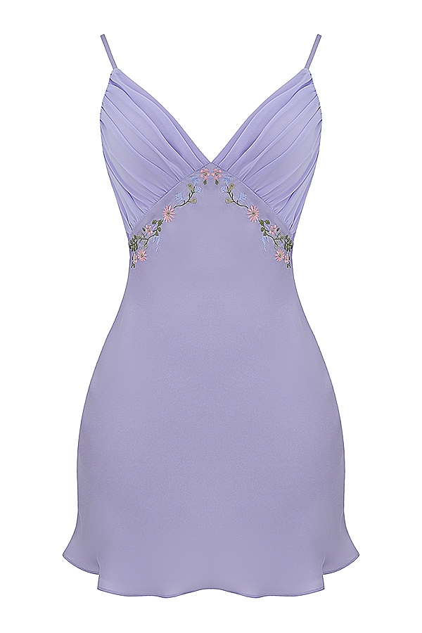 besticktes lavendelfarbenes minikleid