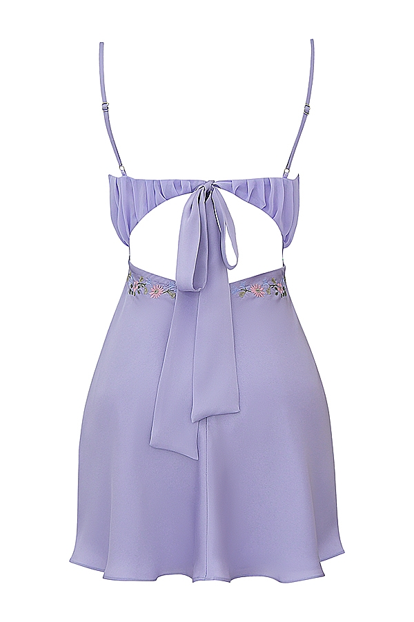 besticktes lavendelfarbenes minikleid