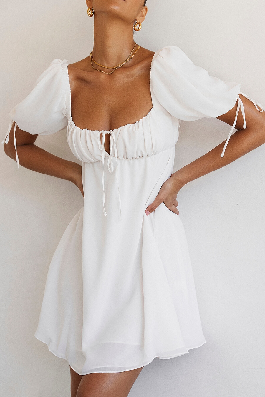 minikleid aus elfenbeinfarbenem georgette