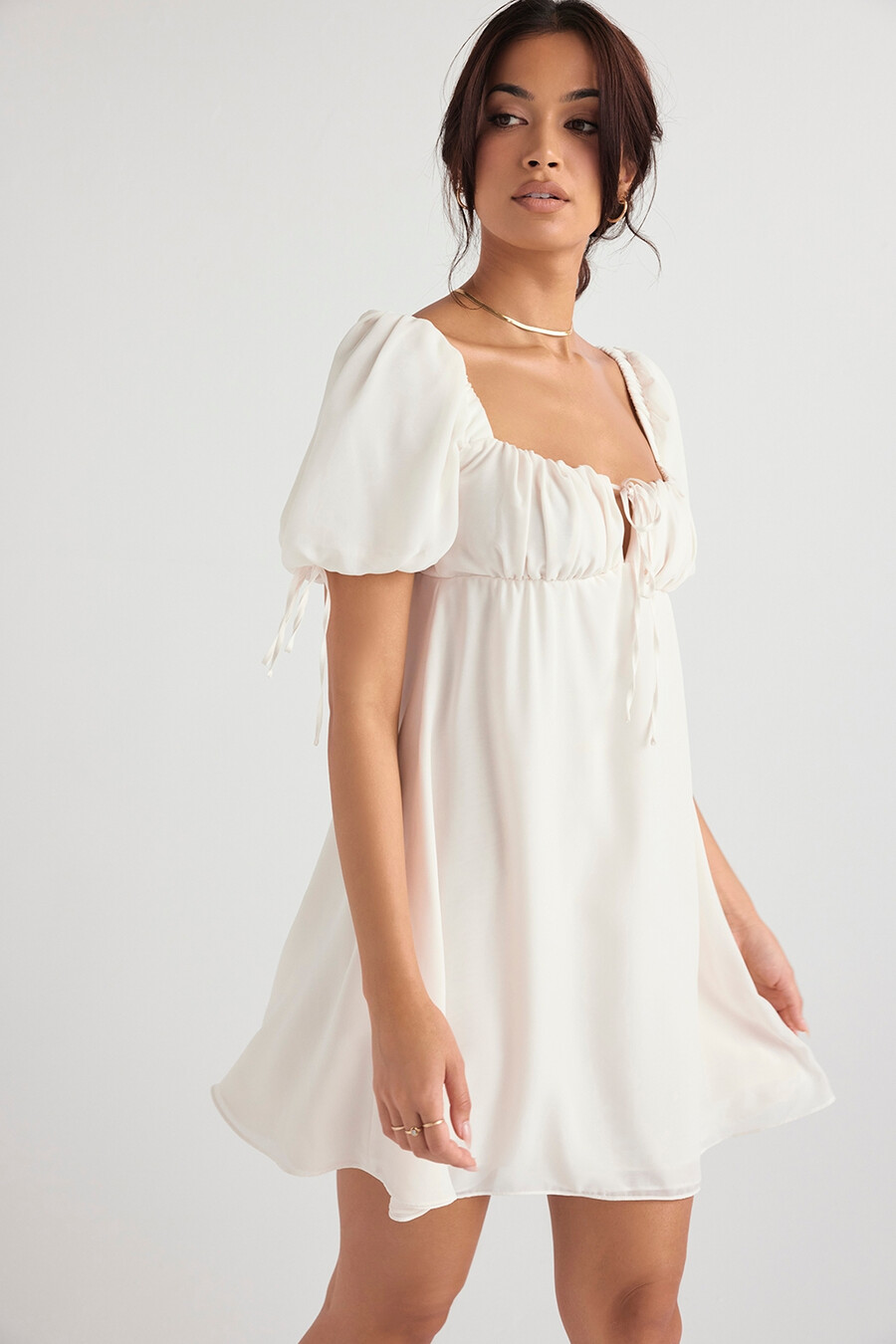 minikleid aus elfenbeinfarbenem georgette