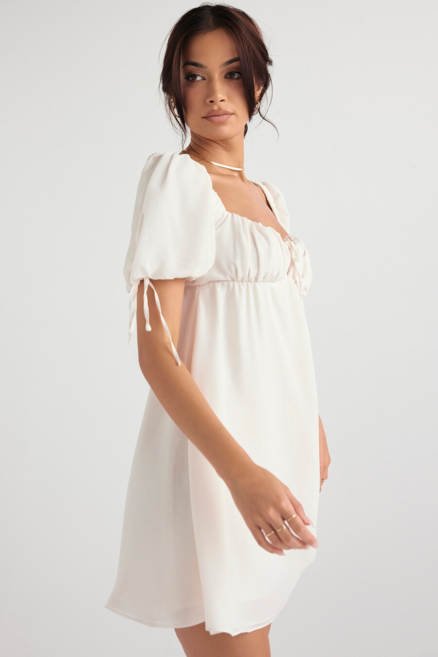 minikleid aus elfenbeinfarbenem georgette