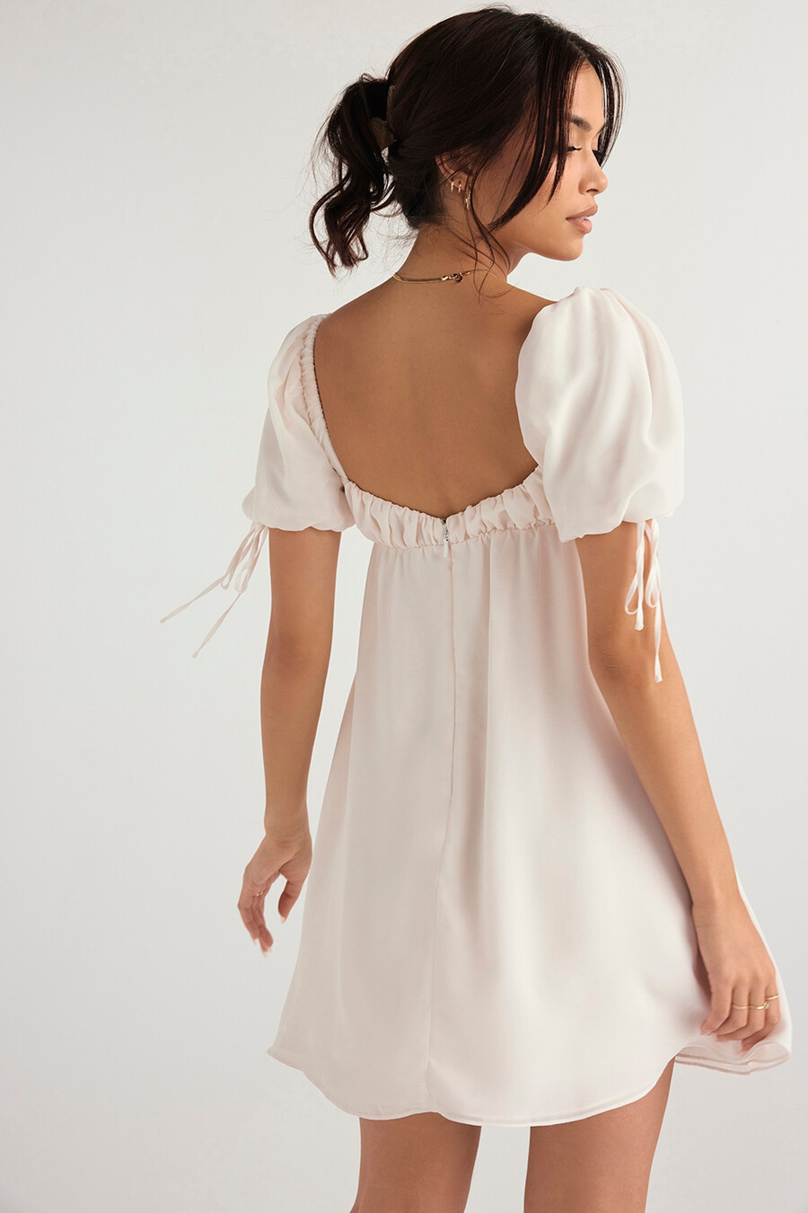 minikleid aus elfenbeinfarbenem georgette