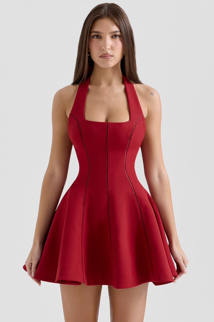 rotes neckholder-minikleid mit schleife