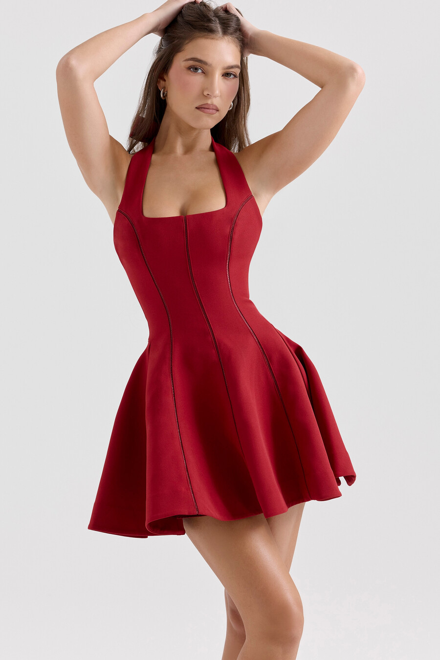 rotes neckholder-minikleid mit schleife
