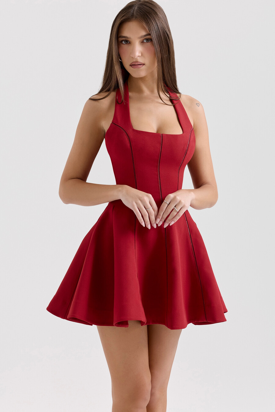 rotes neckholder-minikleid mit schleife