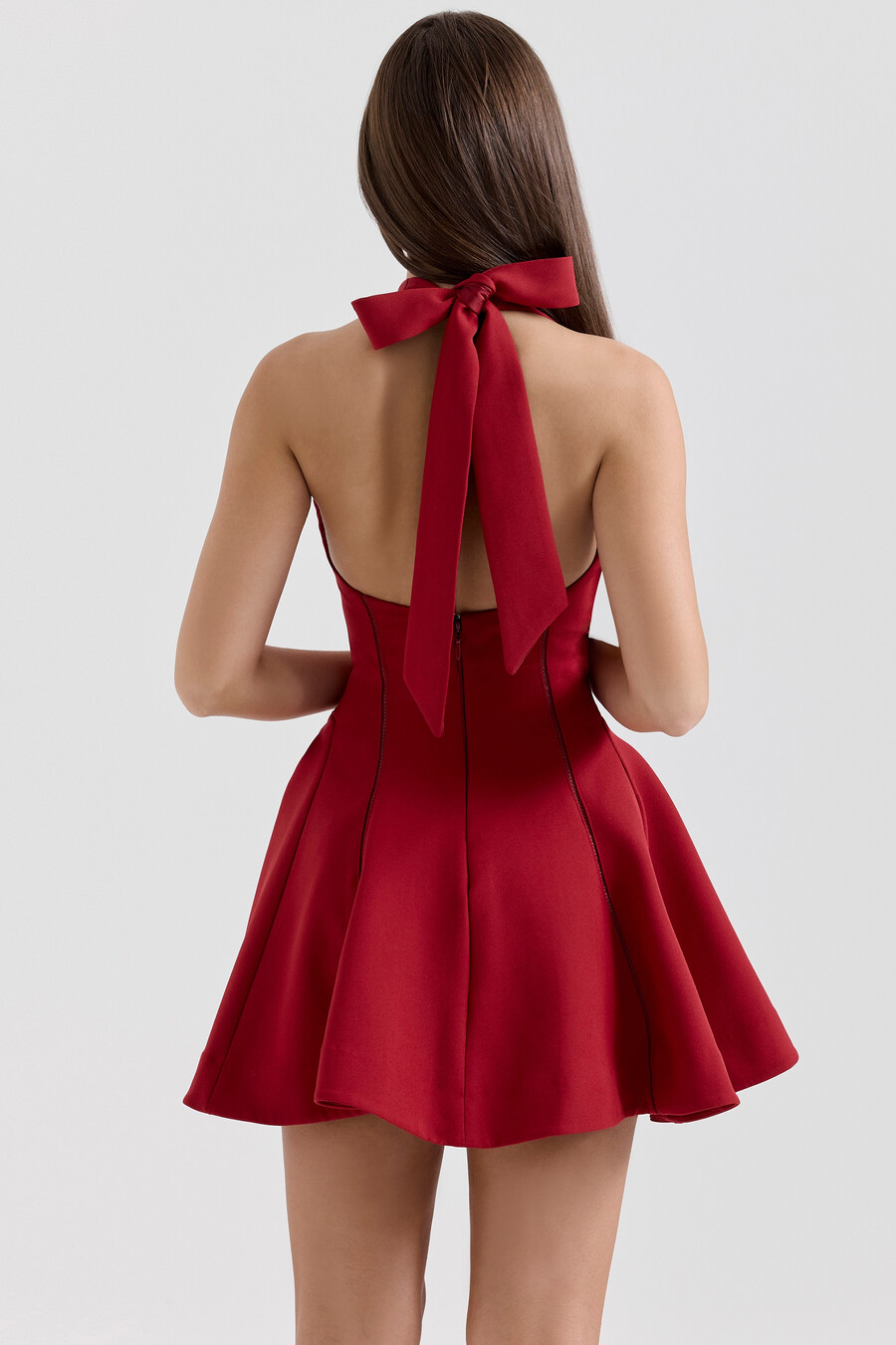rotes neckholder-minikleid mit schleife