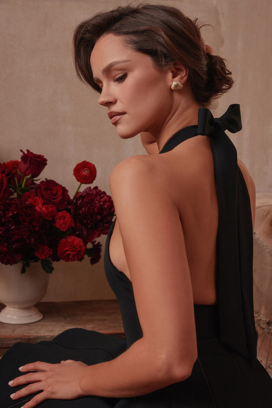 schwarzes neckholder-minikleid mit schleife