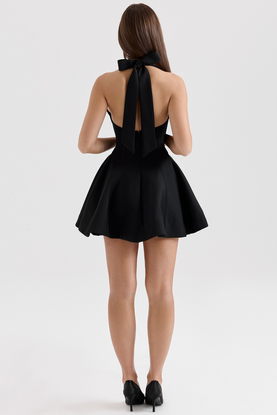 schwarzes neckholder-minikleid mit schleife