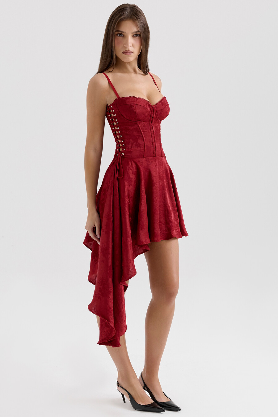 minikleid aus weinrotem jacquard-satin mit drapierung