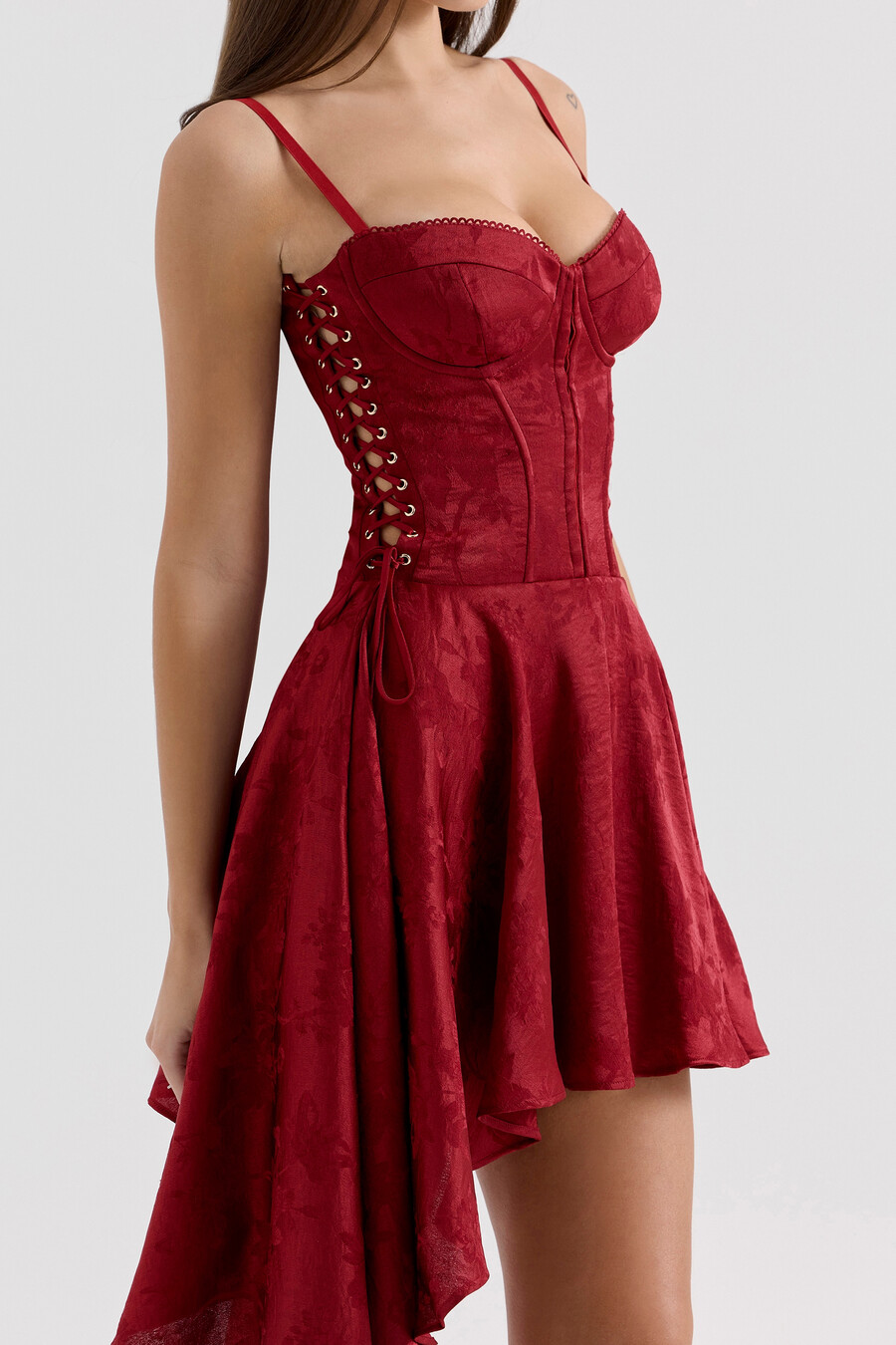 minikleid aus weinrotem jacquard-satin mit drapierung