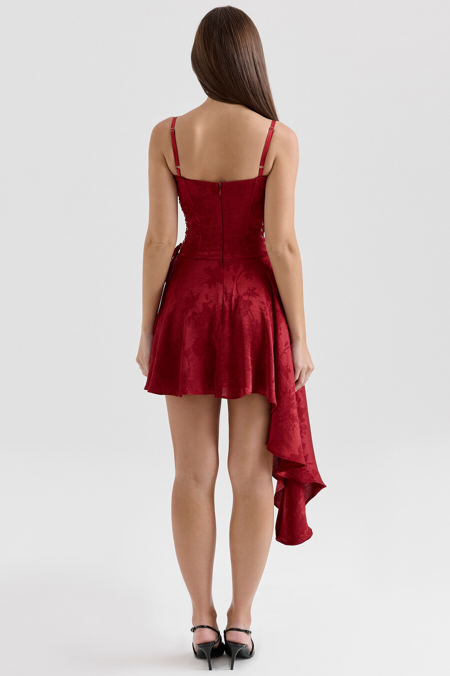 minikleid aus weinrotem jacquard-satin mit drapierung