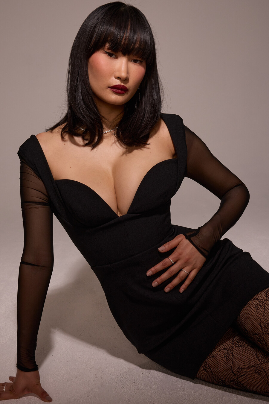 schwarzes stretch-crêpe-minikleid mit tiefem ausschnitt