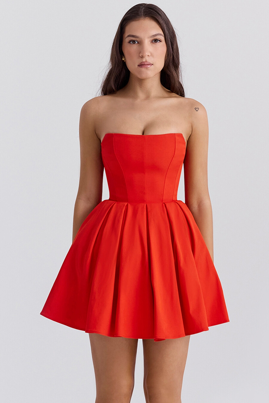 italienisches tomatenfarbenes trägerloses plissee-minikleid
