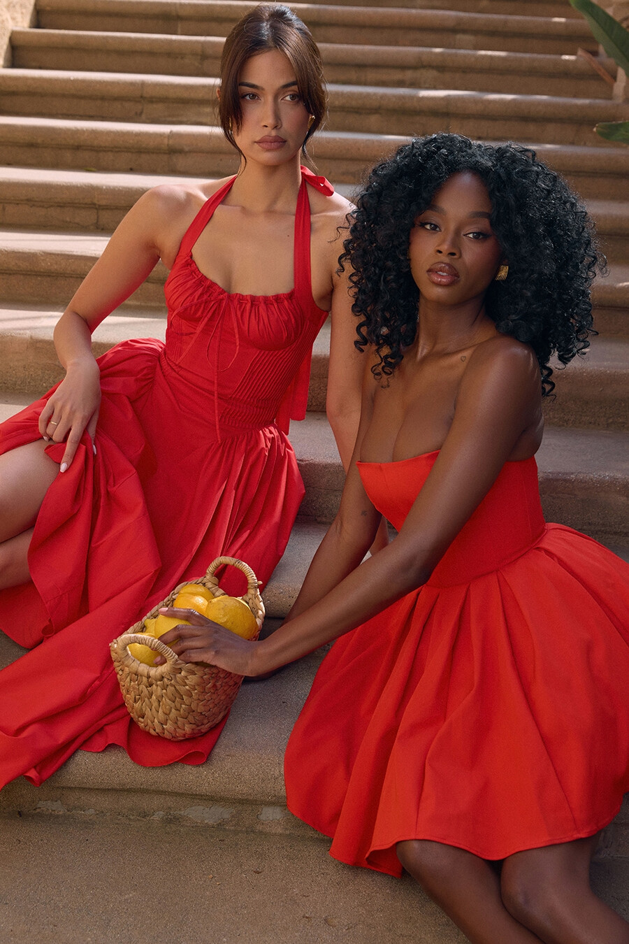 italienisches tomatenfarbenes trägerloses plissee-minikleid