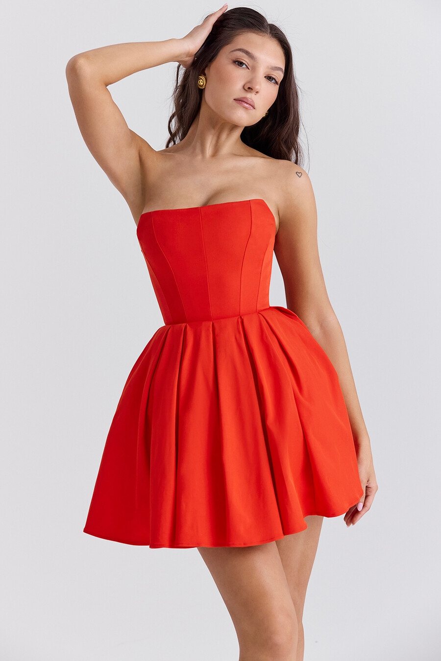 italienisches tomatenfarbenes trägerloses plissee-minikleid