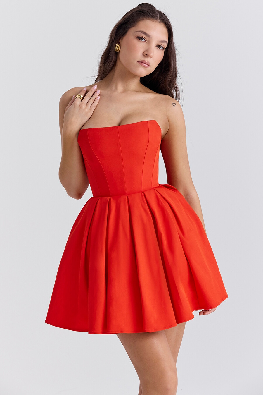 italienisches tomatenfarbenes trägerloses plissee-minikleid