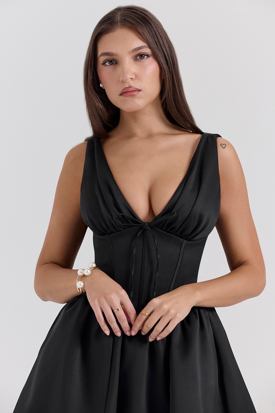 schwarzes satin-minikleid