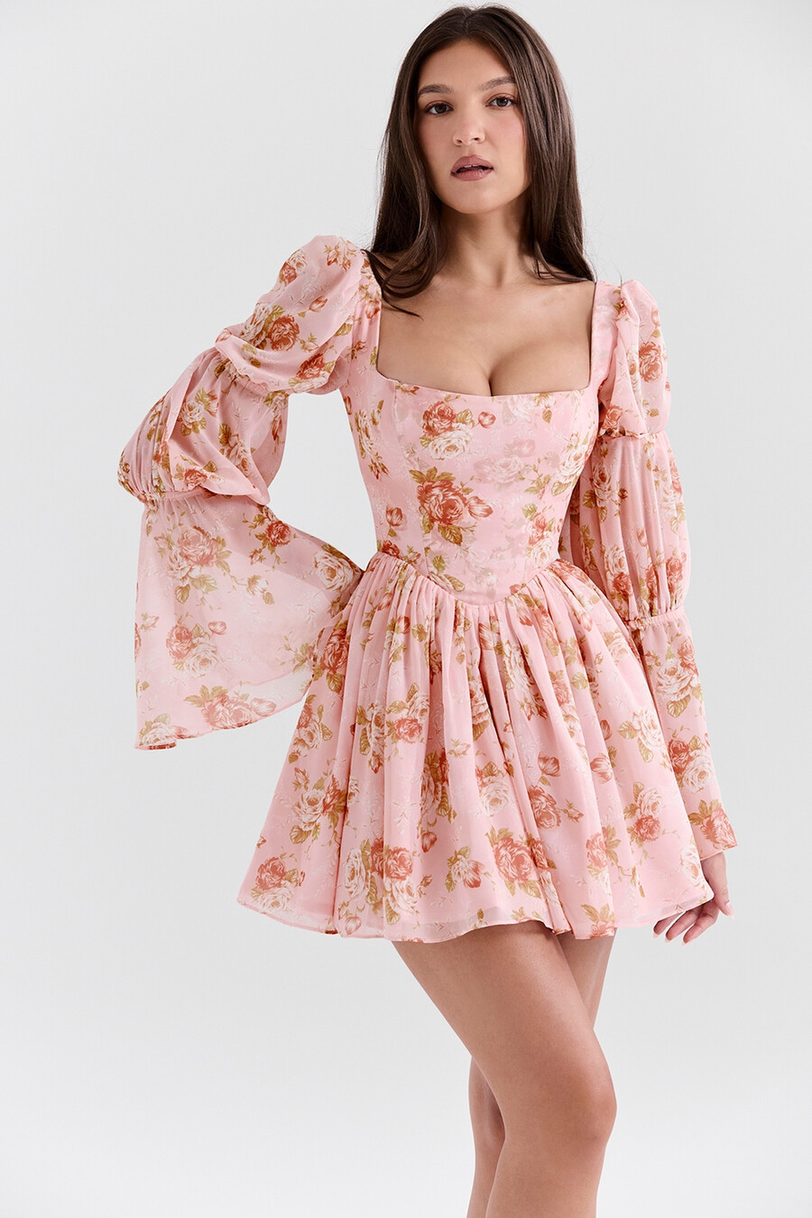 minikleid im englischen vintage-stil mit rosenmuster und puffärmeln