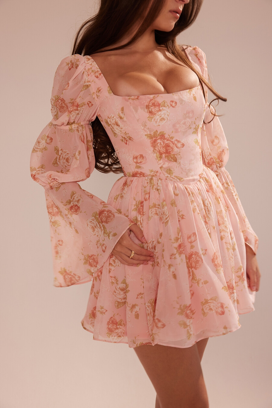 minikleid im englischen vintage-stil mit rosenmuster und puffärmeln