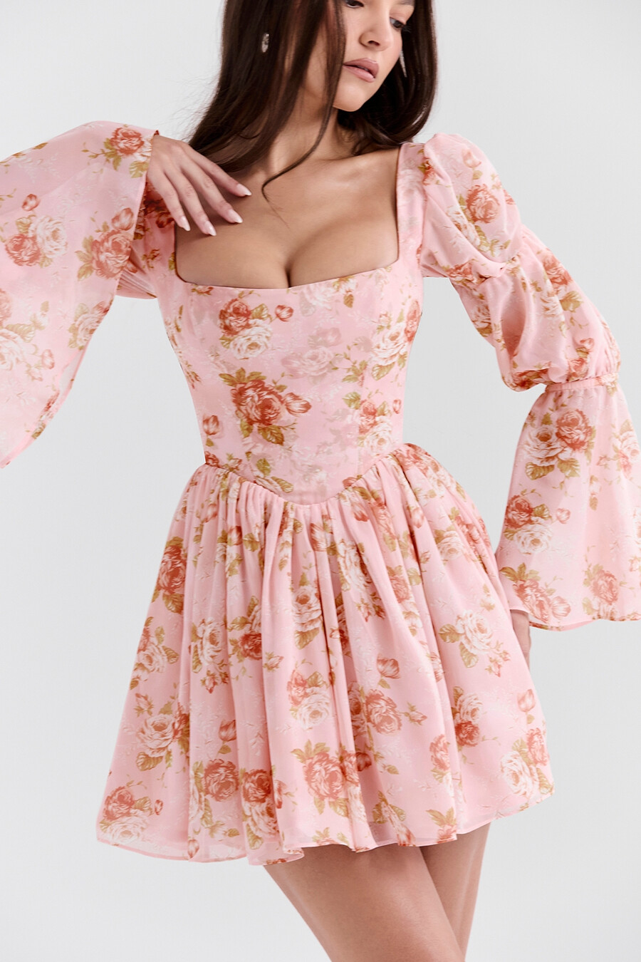 minikleid im englischen vintage-stil mit rosenmuster und puffärmeln