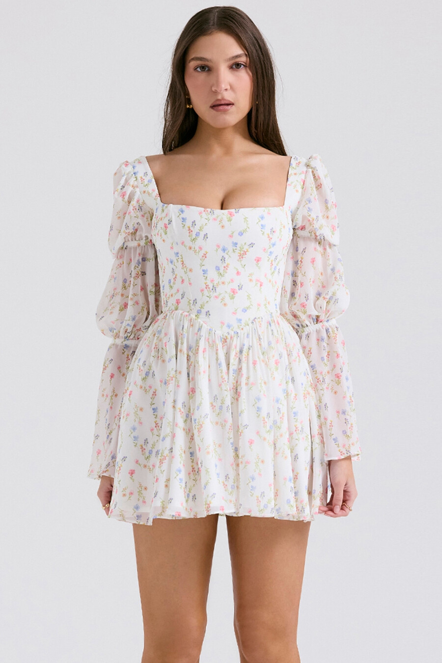weißes minikleid mit blumenmuster und puffärmeln