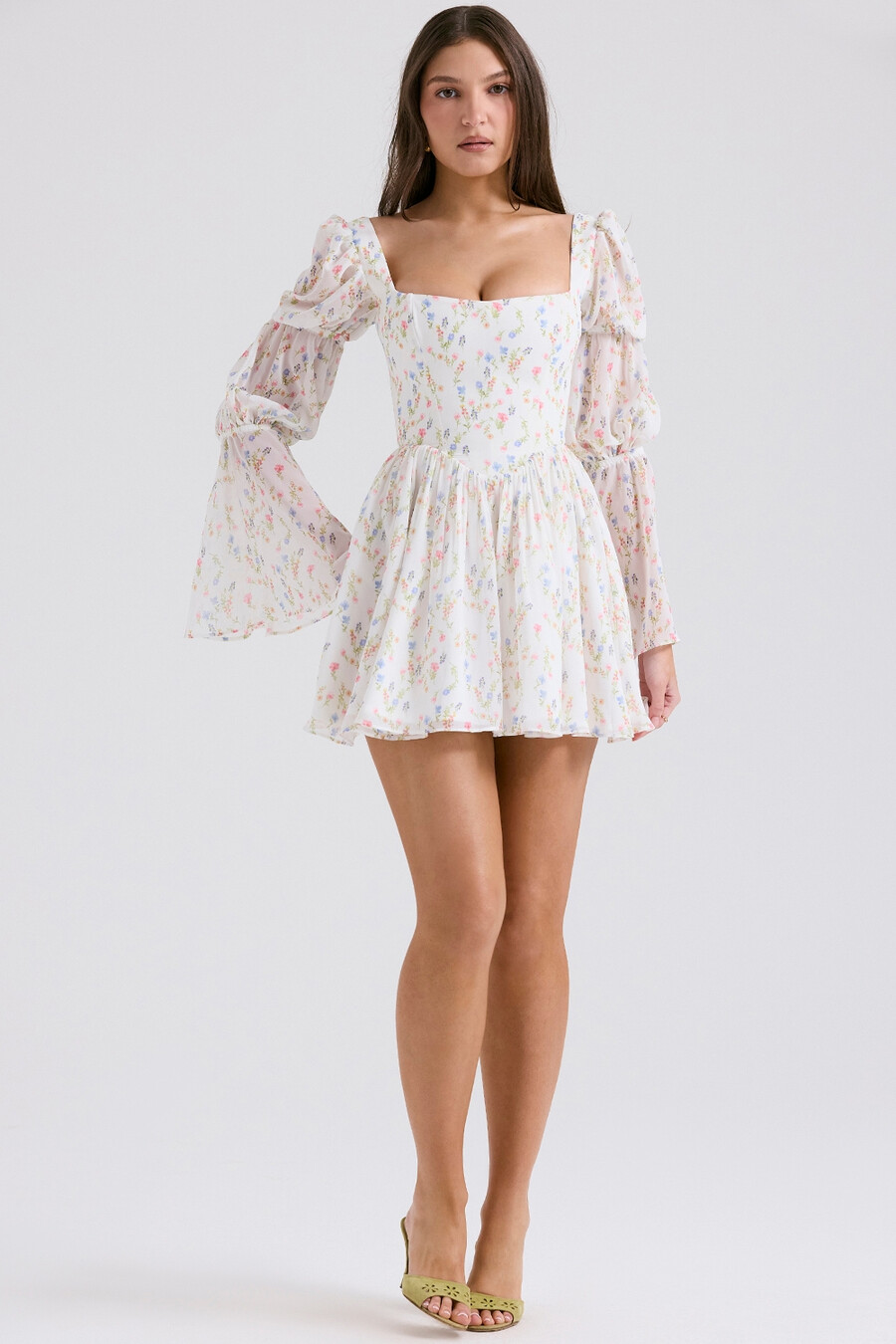 weißes minikleid mit blumenmuster und puffärmeln
