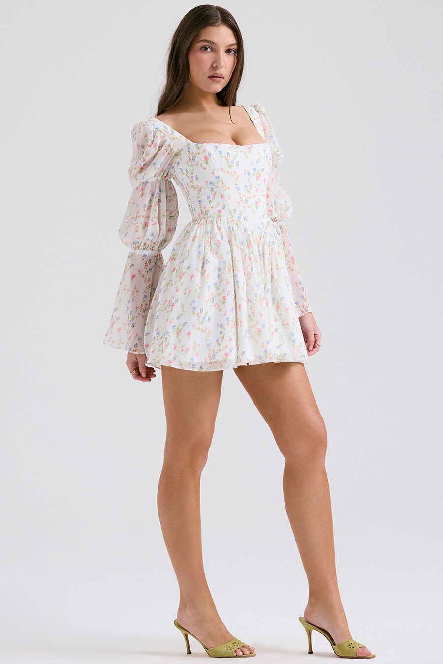 weißes minikleid mit blumenmuster und puffärmeln