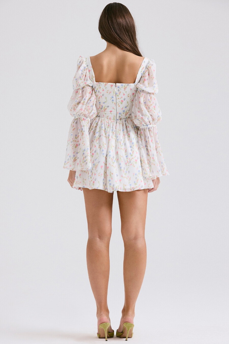 weißes minikleid mit blumenmuster und puffärmeln