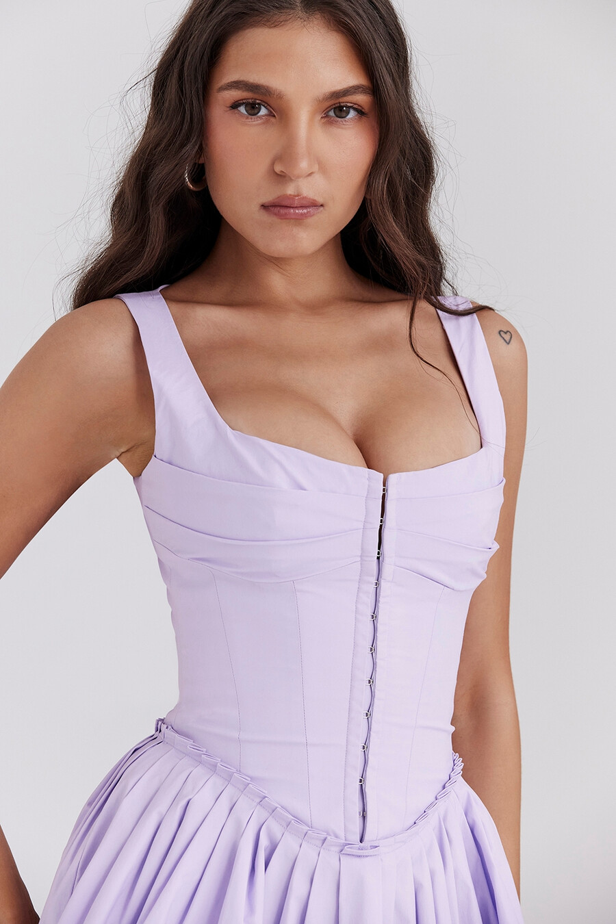 orchideenfarbenes plissiertes baumwoll-minikleid