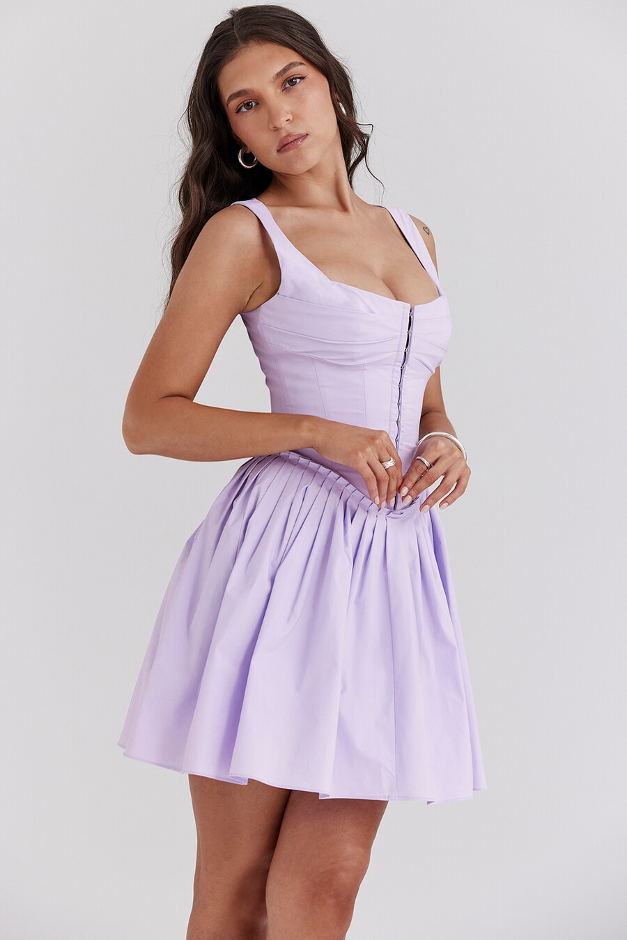orchideenfarbenes plissiertes baumwoll-minikleid