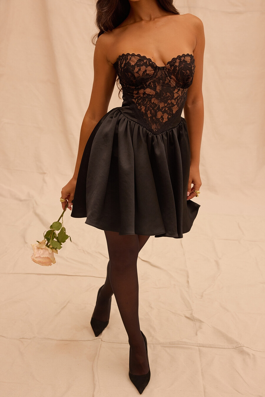 schwarzes trägerloses minikleid aus spitze und satin