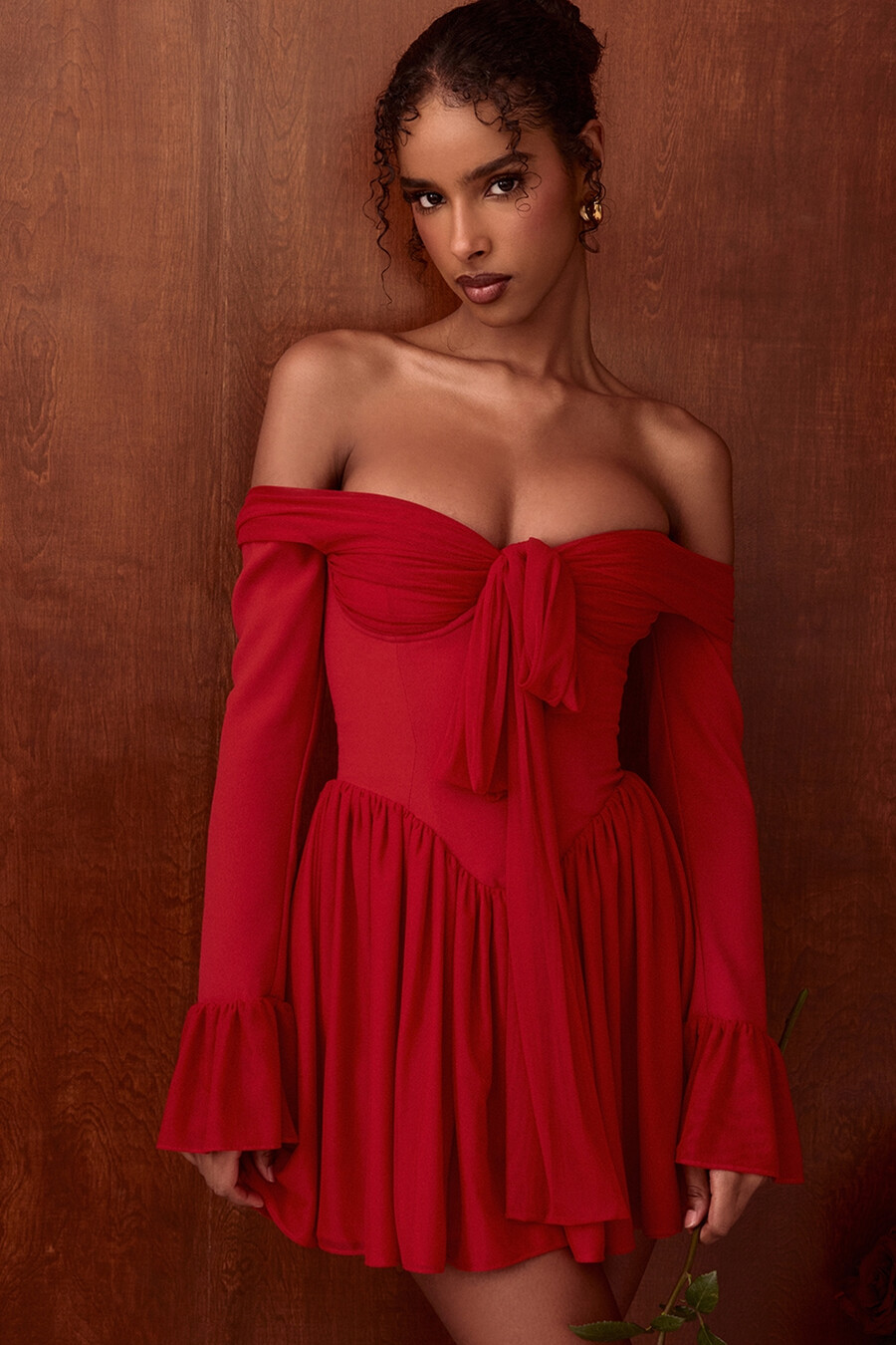 scharlachrotes schulterfreies kleid