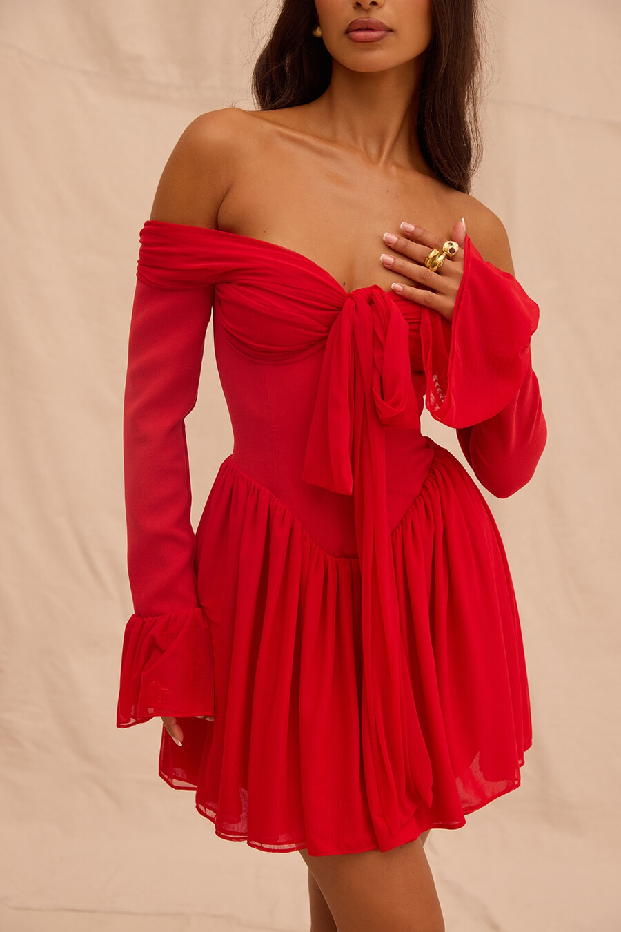 scharlachrotes schulterfreies kleid
