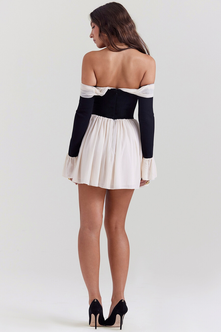 schwarzes und cremefarbenes schulterfreies kleid