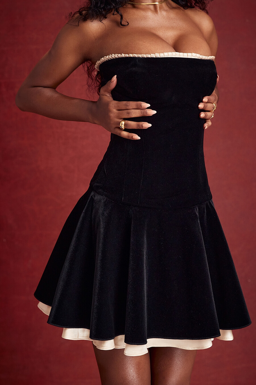 schwarzes trägerloses samtkleid