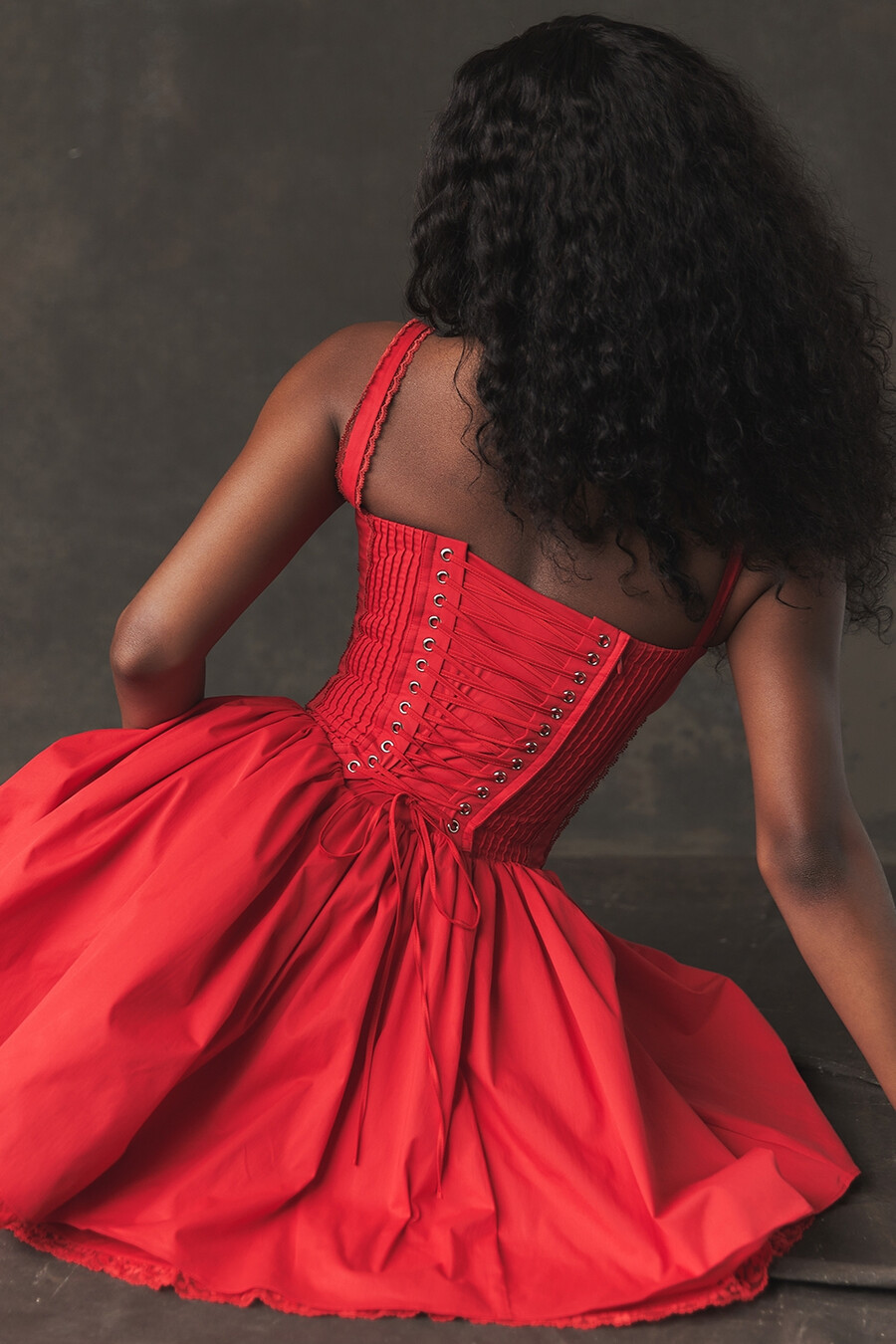 kirschfarbenes korsett-minikleid