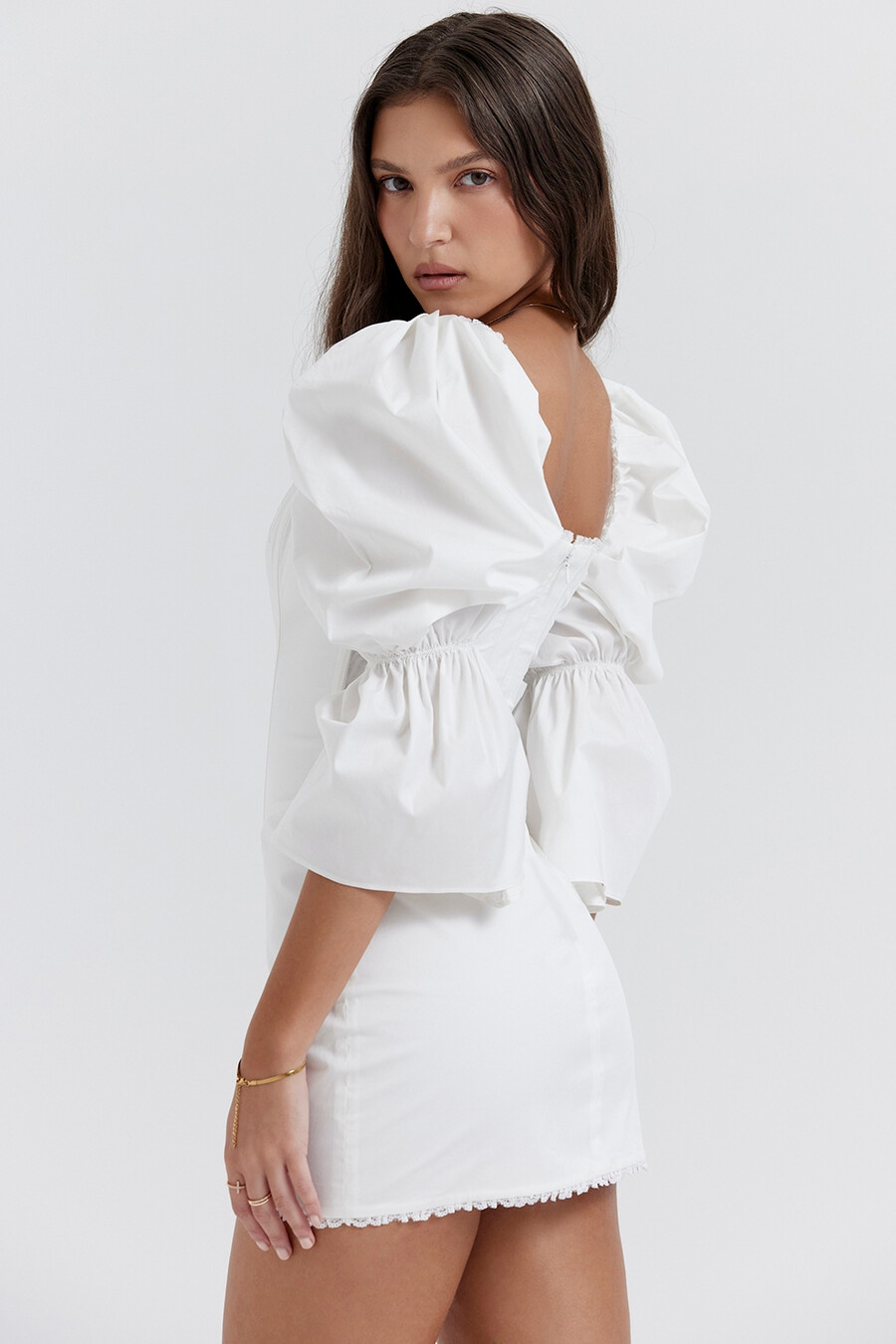 weißes korsettkleid mit puffärmeln