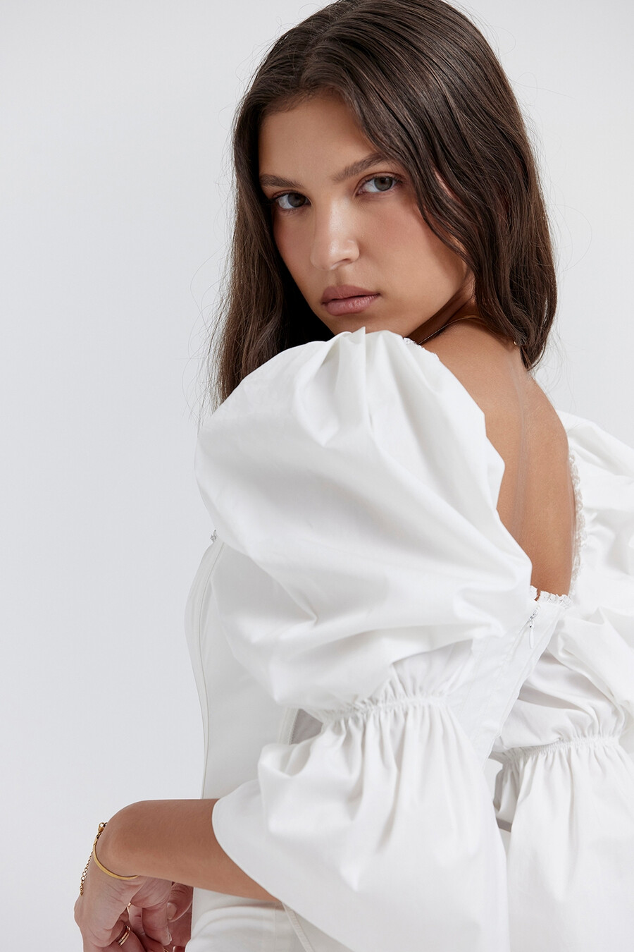 weißes korsettkleid mit puffärmeln
