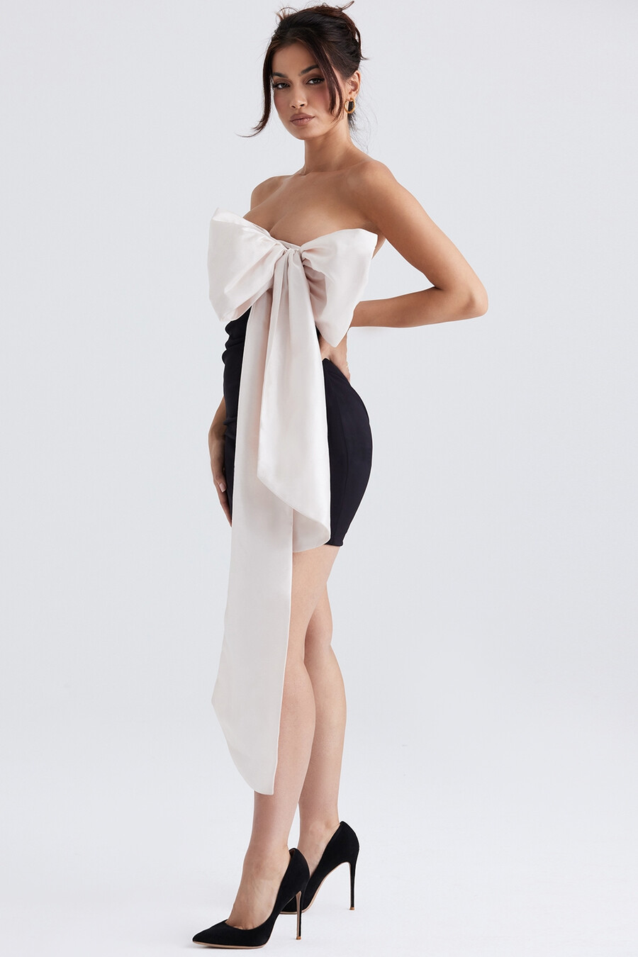 schwarzes und elfenbeinfarbenes minikleid mit schleife