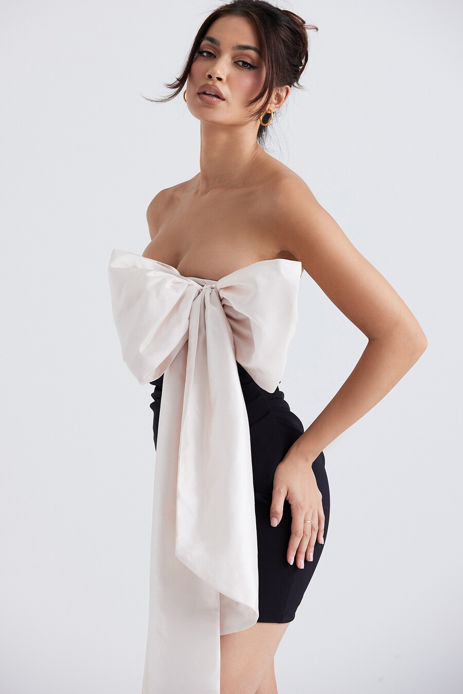 schwarzes und elfenbeinfarbenes minikleid mit schleife