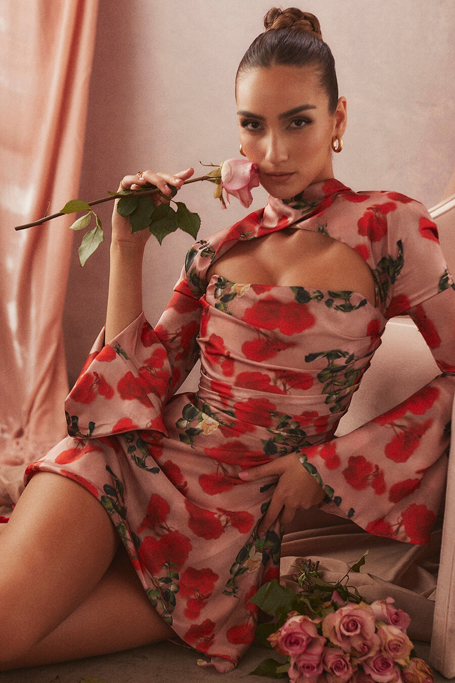 kleid mit rosenmuster und drapiertem korsett